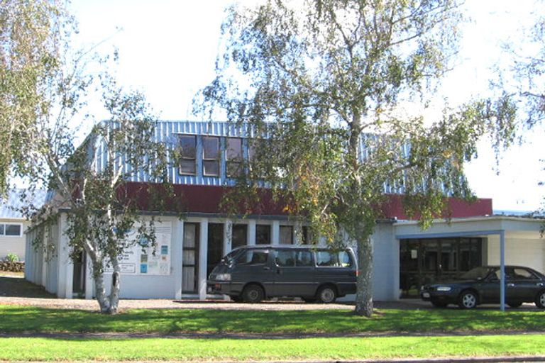 Photo of property in 81 Beach Road, Te Atatu Peninsula, Auckland, 0610