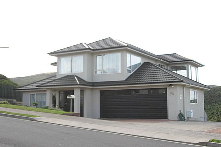 Photo of property in 35 Tamworth Crescent, Newlands, Wellington, 6037