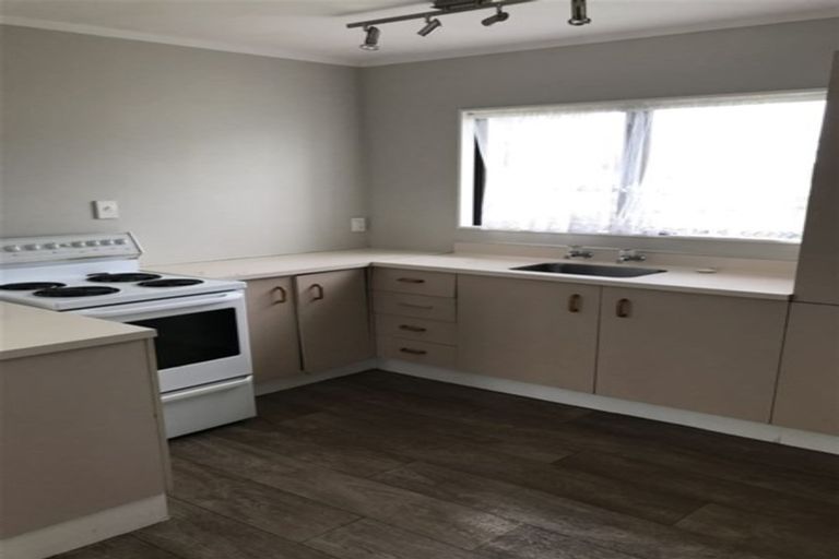 Photo of property in 4 Dungarvon Place, Clendon Park, Auckland, 2103