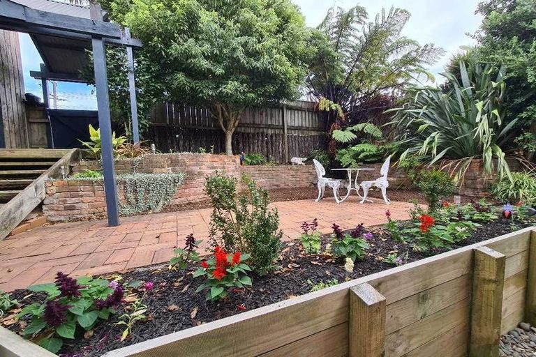 Photo of property in 327 Tukapa Street, Hurdon, New Plymouth, 4310