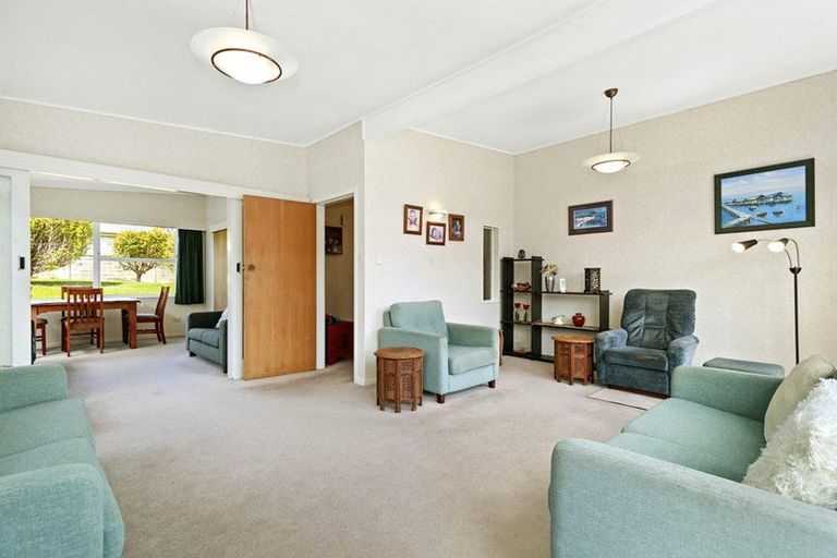 Photo of property in 8 Fitzwilliam Terrace, Tawa, Wellington, 5028