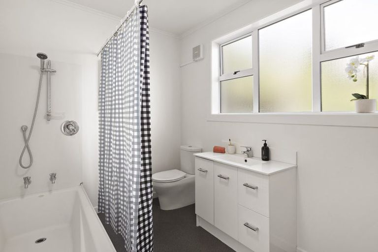 Photo of property in 36 Tio Tio Road, Miramar, Wellington, 6022