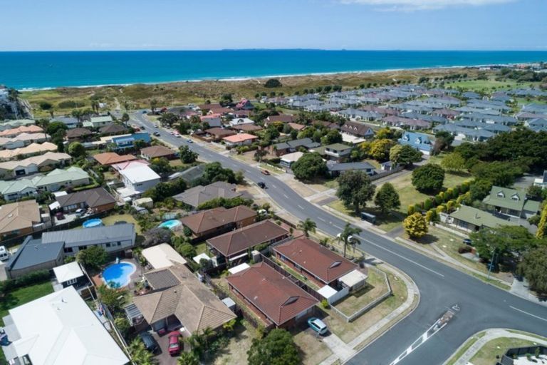 Photo of property in 1/37 Sunrise Avenue, Mount Maunganui, 3116