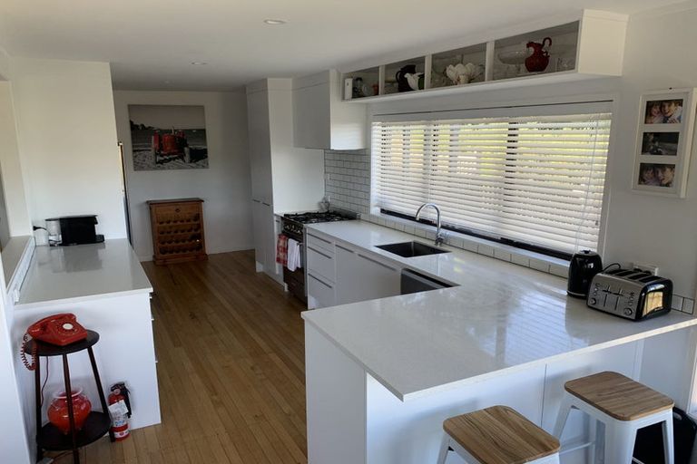 Photo of property in 5 Warwick Avenue, Titirangi, Auckland, 0604