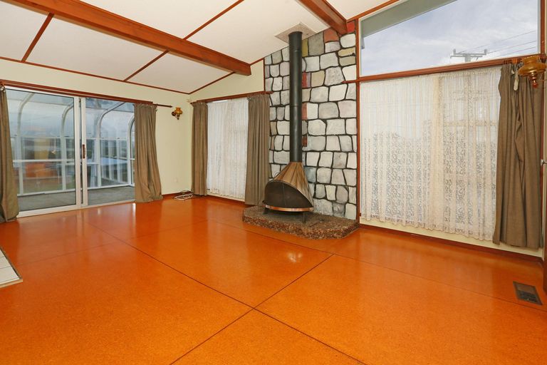 Photo of property in 6 Meadow Crescent, Te Atatu South, Auckland, 0602