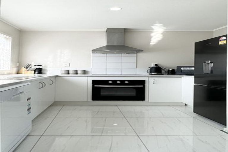 Photo of property in 1/5 John Jennings Drive, Oteha, Auckland, 0632