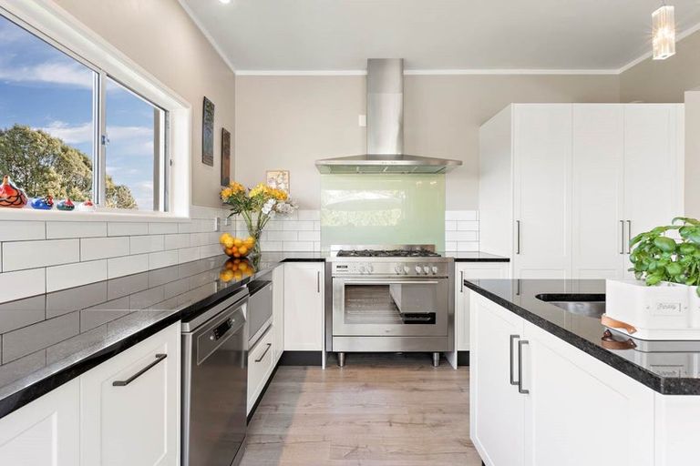 Photo of property in 873 Waitakere Road, Kumeu, 0891