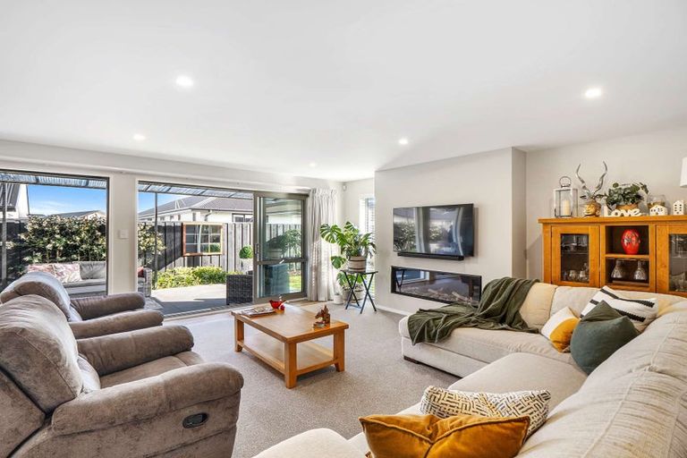 Photo of property in 13 Angus Place, Rangiora, 7400