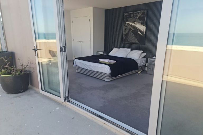 Photo of property in 114 The Esplanade, Houghton Bay, Wellington, 6023