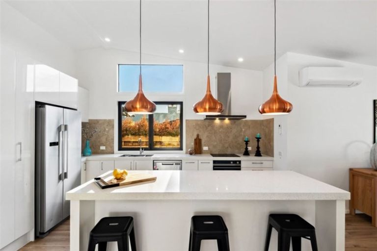 Photo of property in 2/23 Montgomery Avenue, Rothesay Bay, Auckland, 0630