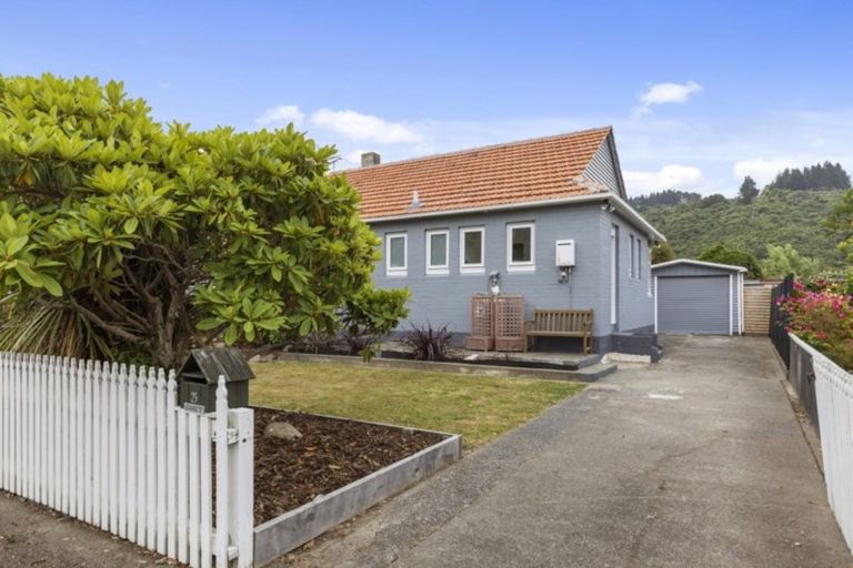 Photo of property in 25 Milne Crescent, Taita, Lower Hutt, 5011