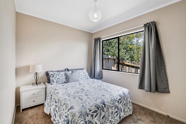 Photo of property in 2/10 Sevilla Place, Unsworth Heights, Auckland, 0632