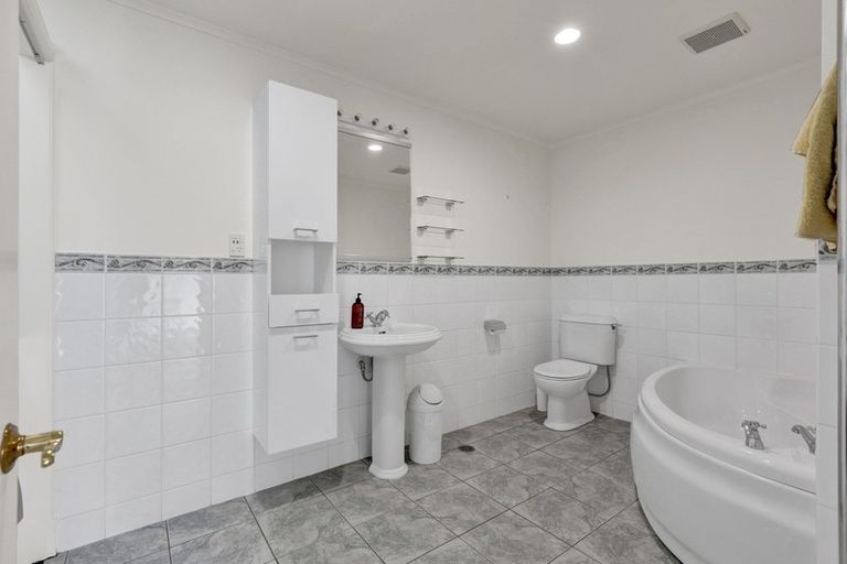 Photo of property in 1e Queen Street, New Plymouth, 4310