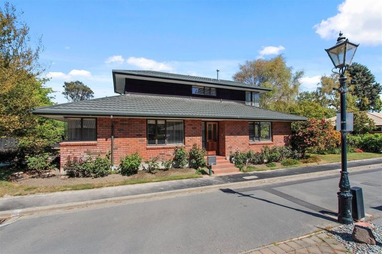 Photo of property in 10 Castle Way, Beckenham, Christchurch, 8023