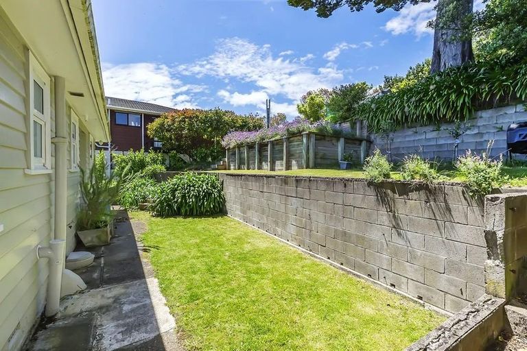 Photo of property in 28 Hinau Street, Tawa, Wellington, 5028