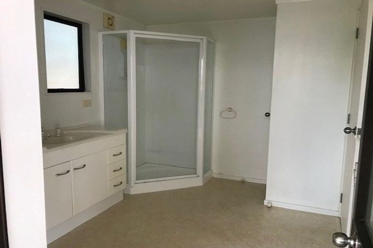 Photo of property in 8 Da Vinci Place, West Harbour, Auckland, 0618