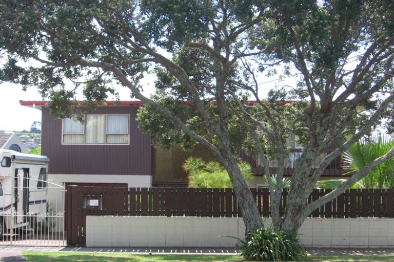 Photo of property in 2/30 Beechwood Road, Rothesay Bay, Auckland, 0630