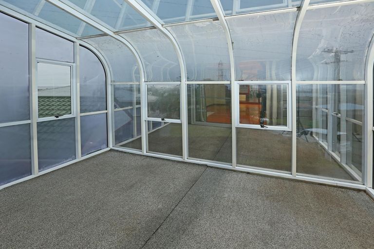 Photo of property in 6 Meadow Crescent, Te Atatu South, Auckland, 0602