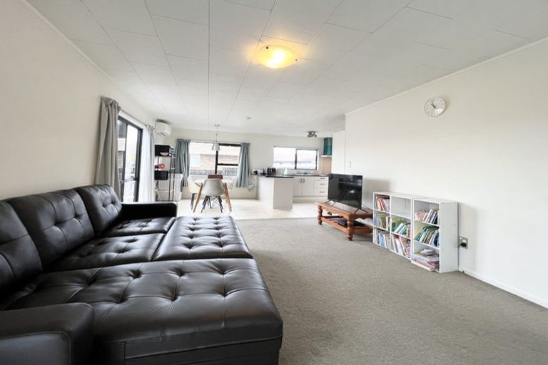 Photo of property in 2/7 Barbados Drive, Unsworth Heights, Auckland, 0632