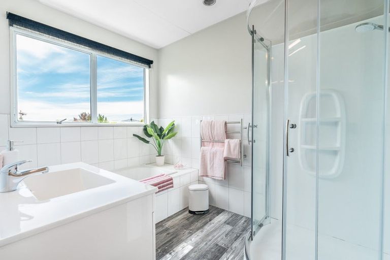 Photo of property in 11 Chokebore Place, Sockburn, Christchurch, 8042