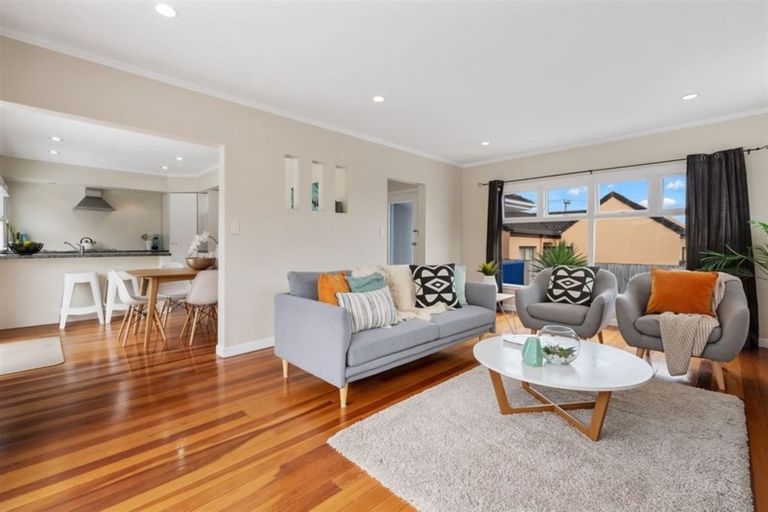 Photo of property in 2/227 Glenfield Road, Hillcrest, Auckland, 0627