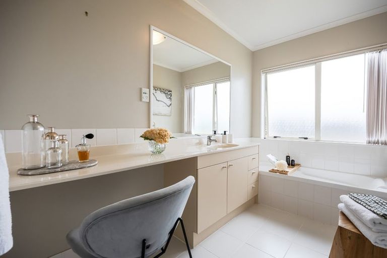 Photo of property in 2 Jubaea Place, Henderson, Auckland, 0610