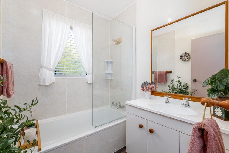 Photo of property in 90 Omapere Street, Whitby, Porirua, 5024