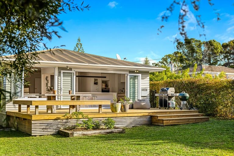 Photo of property in 4 Divich Avenue, Te Atatu South, Auckland, 0610