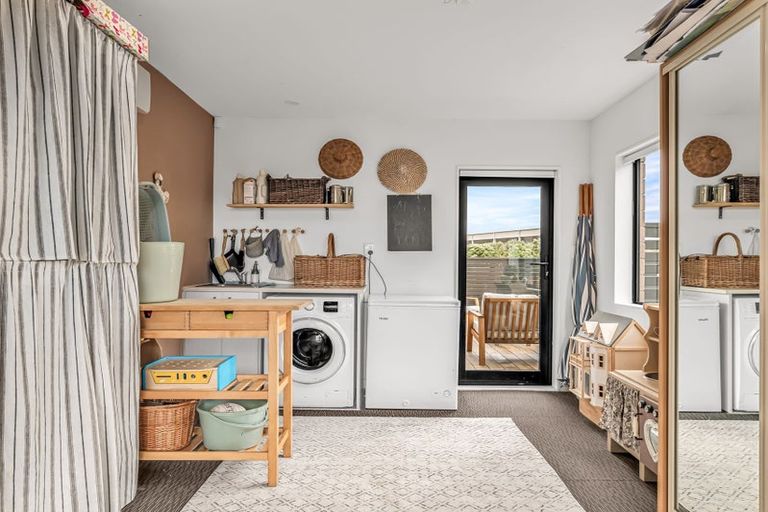 Photo of property in 1 Nga Waka Place, Mangere, Auckland, 2022