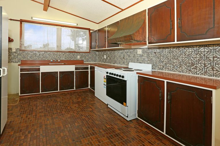 Photo of property in 6 Meadow Crescent, Te Atatu South, Auckland, 0602