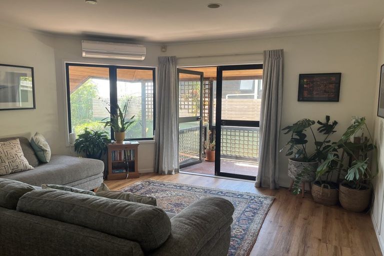 Photo of property in 2/36 Beulah Avenue, Rothesay Bay, Auckland, 0630