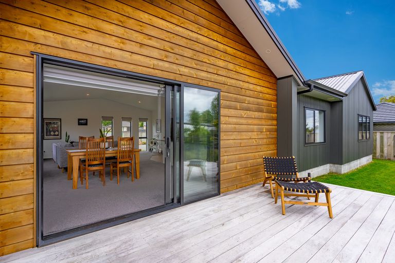 Photo of property in 17 Tarata Grove, Lansdowne, Masterton, 5810