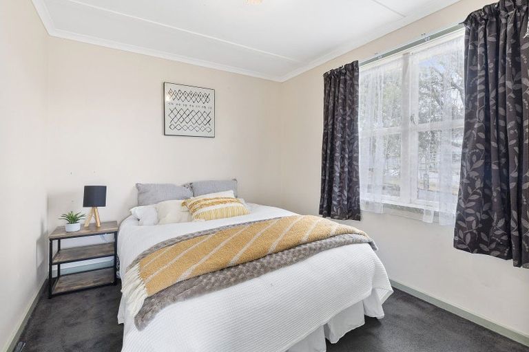 Photo of property in 21 Akaroa Drive, Maupuia, Wellington, 6022