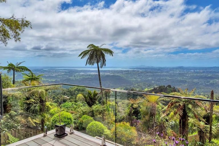 Photo of property in 23 Quinns Road, Waiatarua, Auckland, 0612