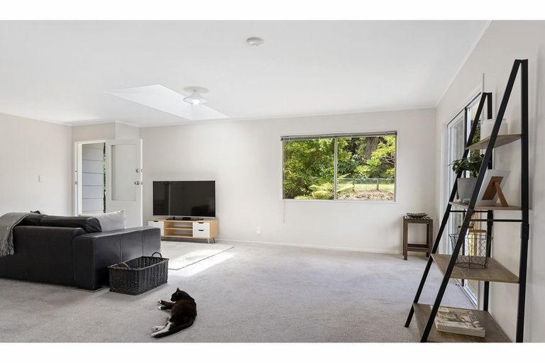 Photo of property in 8 Limmer Place, Browns Bay, Auckland, 0632