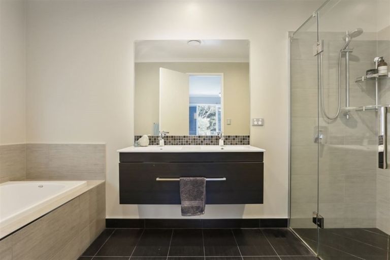 Photo of property in 21 Kahika Grove, Huapai, Kumeu, 0810