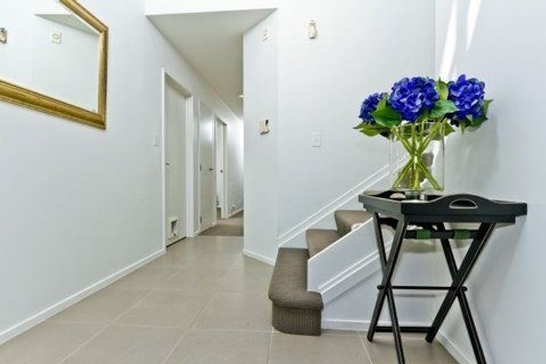 Photo of property in 15 Bush Lane, Northcote Point, Auckland, 0627