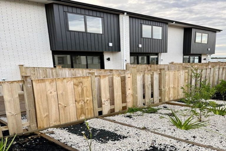 Photo of property in 3/86 Fred Taylor Drive, Westgate, Auckland, 0814