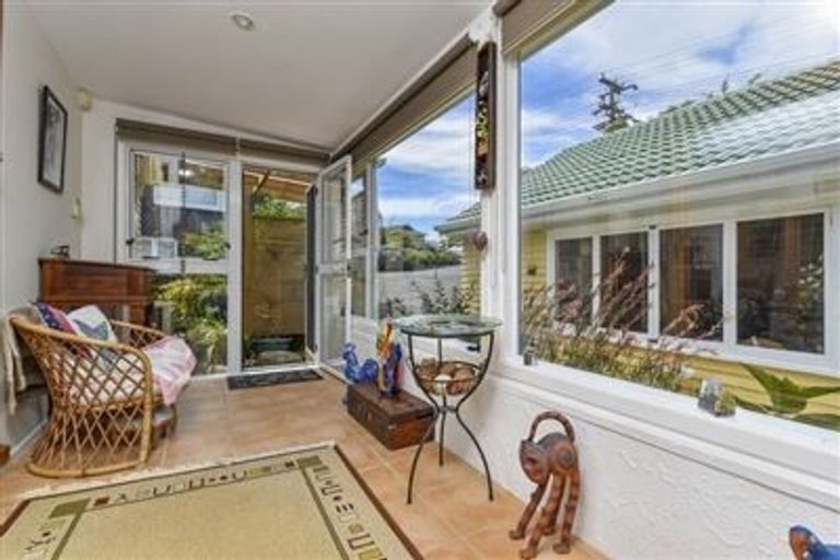 Photo of property in 156 East Coast Road, Forrest Hill, Auckland, 0620