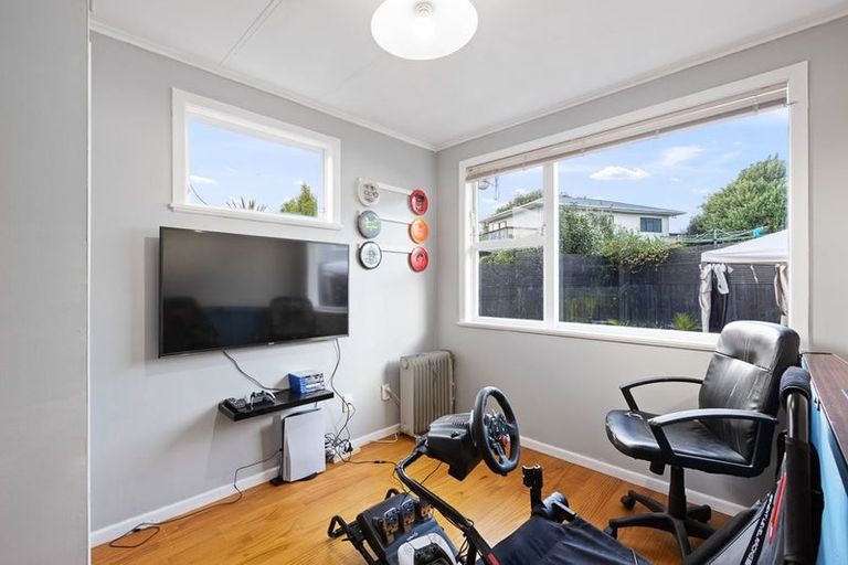 Photo of property in 63 Vodanovich Road, Te Atatu South, Auckland, 0610