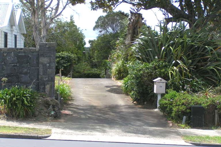 Photo of property in 15 Onewa Road, Northcote, Auckland, 0627