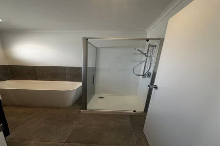 Photo of property in 120 Ennis Avenue, Pakuranga Heights, Auckland, 2010