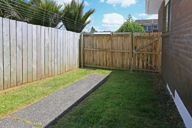 Photo of property in 1/122 Waimumu Road, Massey, Auckland, 0614