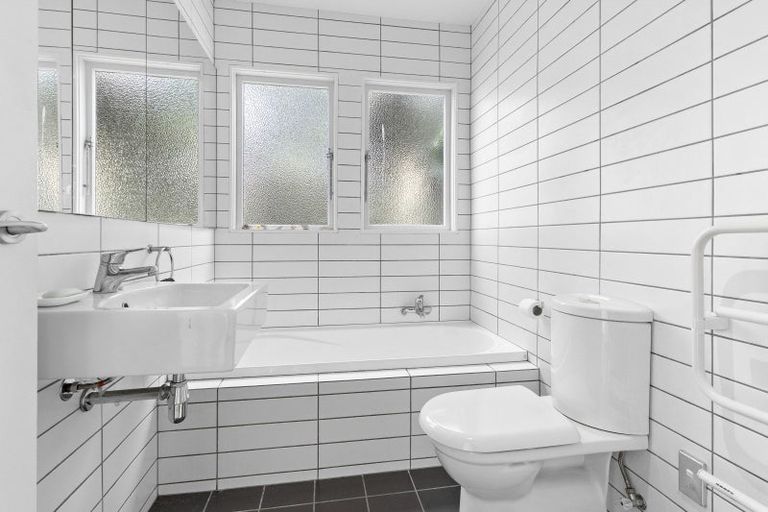 Photo of property in 15 Wadestown Road, Wadestown, Wellington, 6012