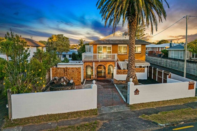 Photo of property in 1/100 Titirangi Road, New Lynn, Auckland, 0600