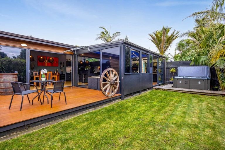 Photo of property in 11a Mace Terrace, Oakura, 4314