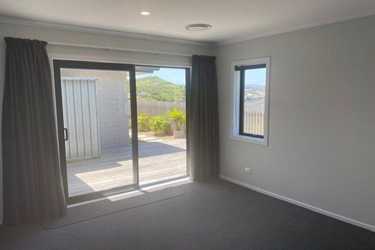 Photo of property in 5 Rotorua Grove, Aotea, Porirua, 5024