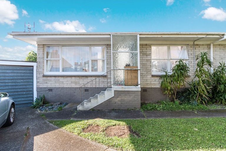 Photo of property in 2/20 Fraser Road, Narrow Neck, Auckland, 0624