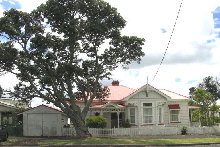 Photo of property in 34 Waterview Road, Stanley Point, Auckland, 0624