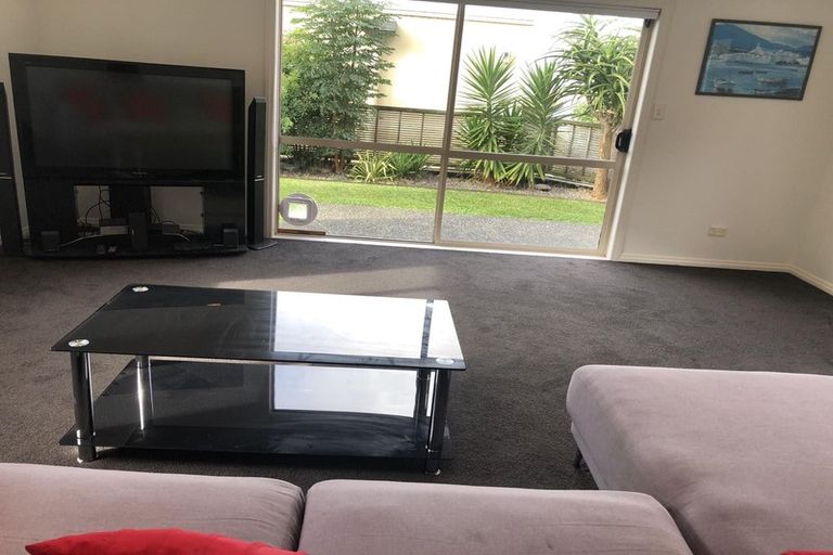 Photo of property in 1/25 Churchill Road, Murrays Bay, Auckland, 0630